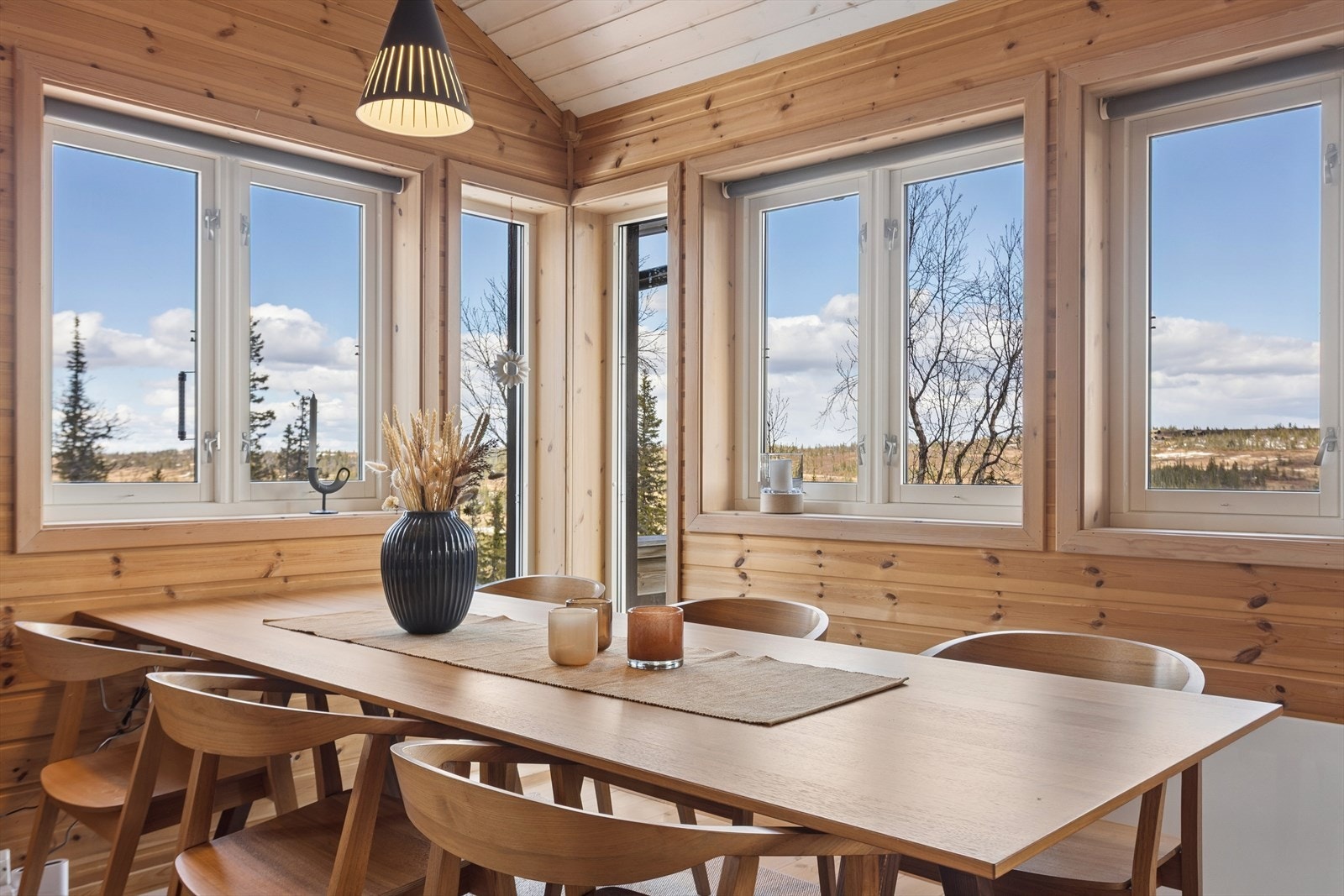 Vinduene i spisesonen slipper inn rikelig med dagslys. Galleribilde