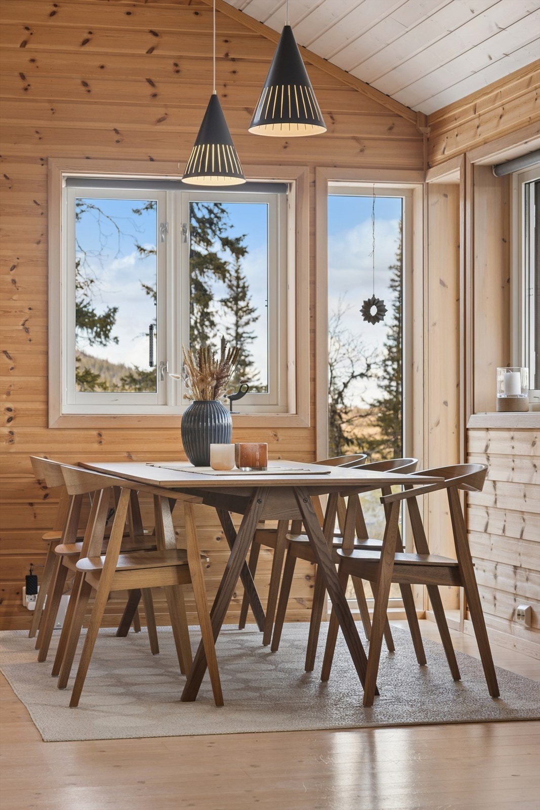 Spisestuen er en naturlig del av den åpne løsningen, med god plass til et langbord. Galleribilde