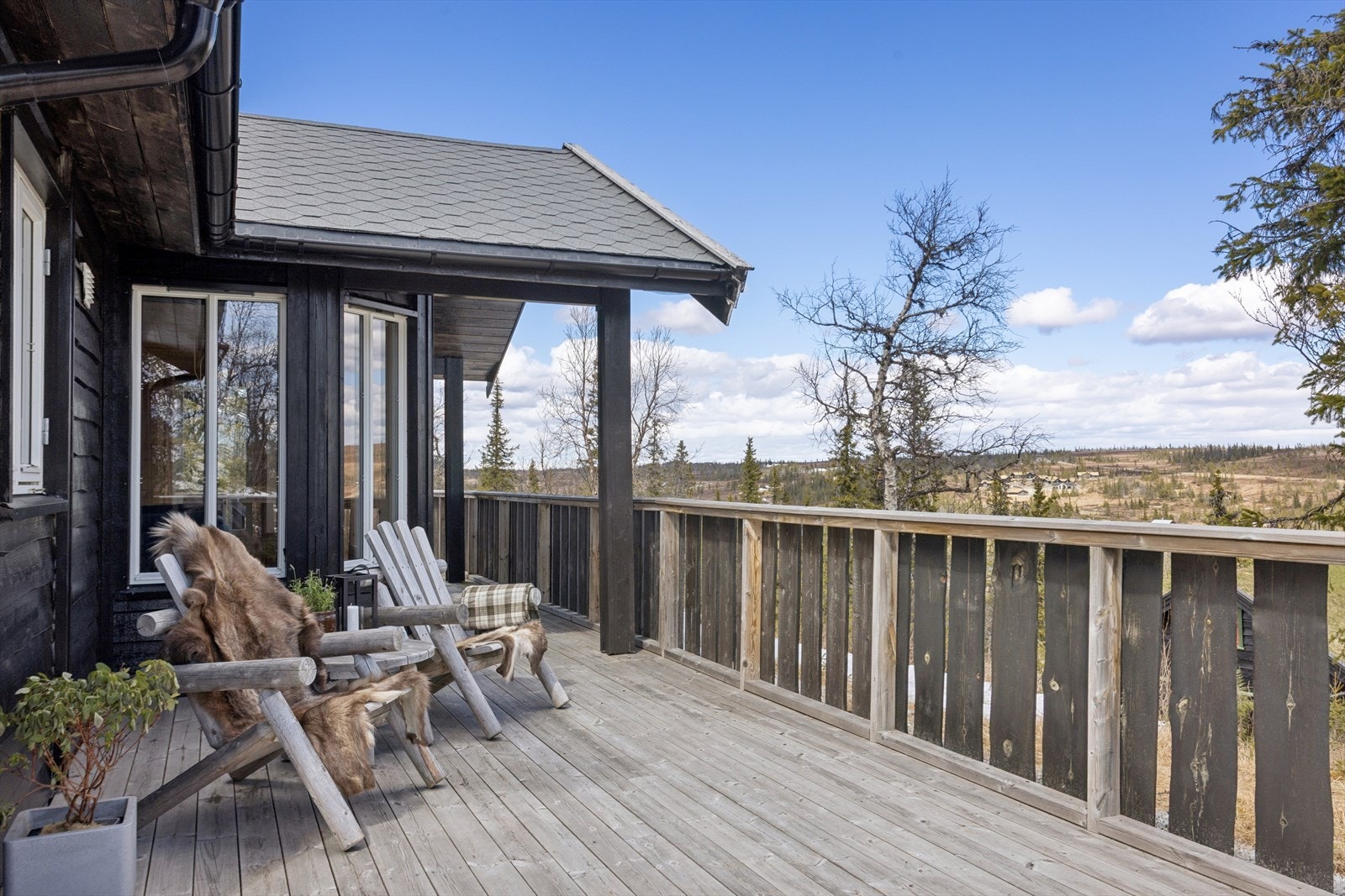 Terrasse strekker seg langs flere av fasadesidene til eiendommen, noe som gir rikelig med plass for flere sittegrupper. Galleribilde