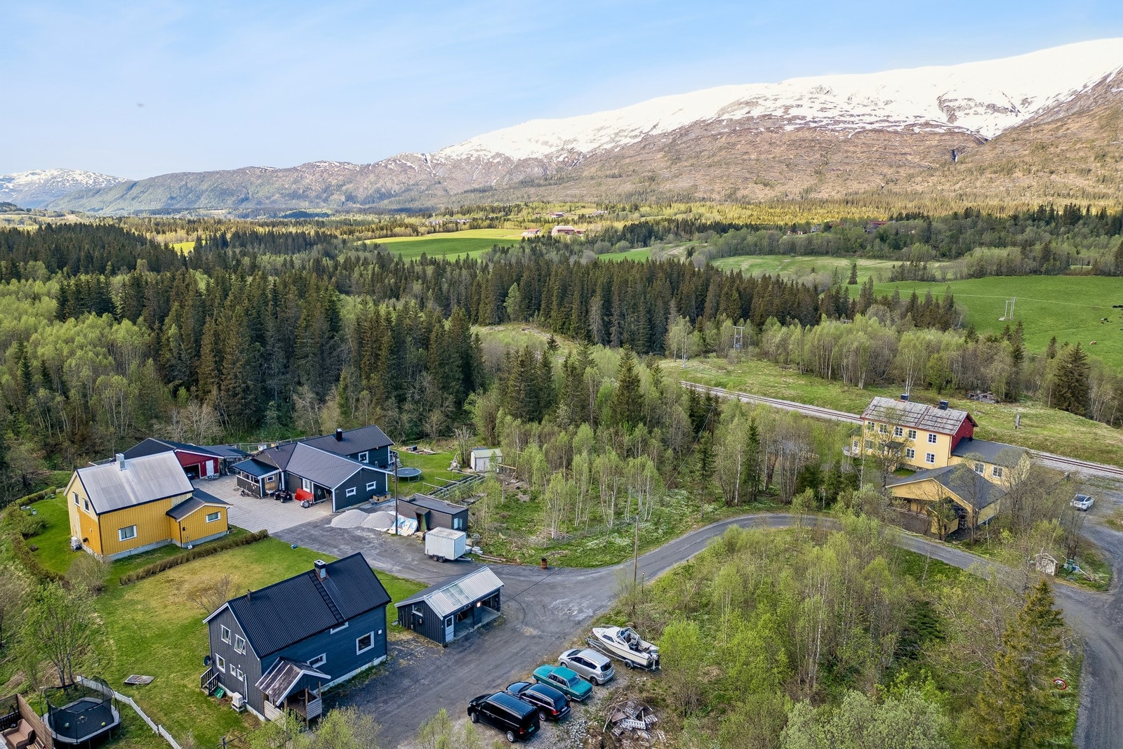 Eiendommen ligger i Drevja, i landlige og naturskjønne omgivelser med utsikt mot Blåfjellet, Toven og Hellfjellet. Galleribilde
