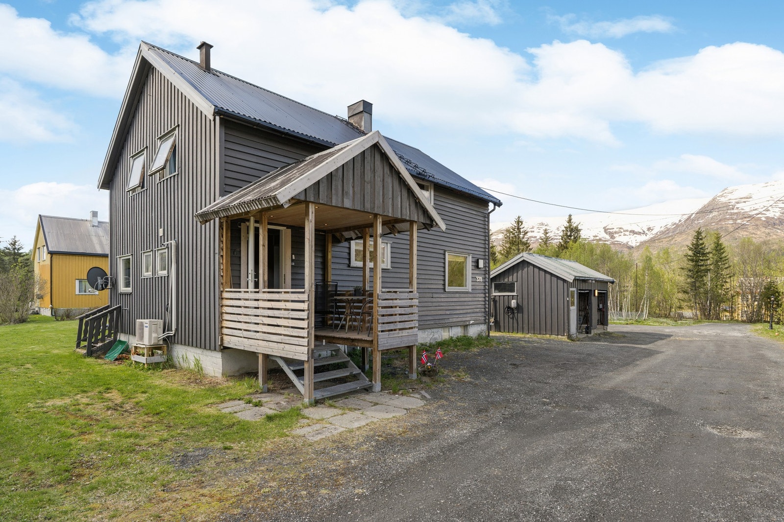 Eiendommen inkluderer en romslig garasje fra 1985. Garasjen har innlagt strøm og en elbillader montert på veggen mot huset. Galleribilde