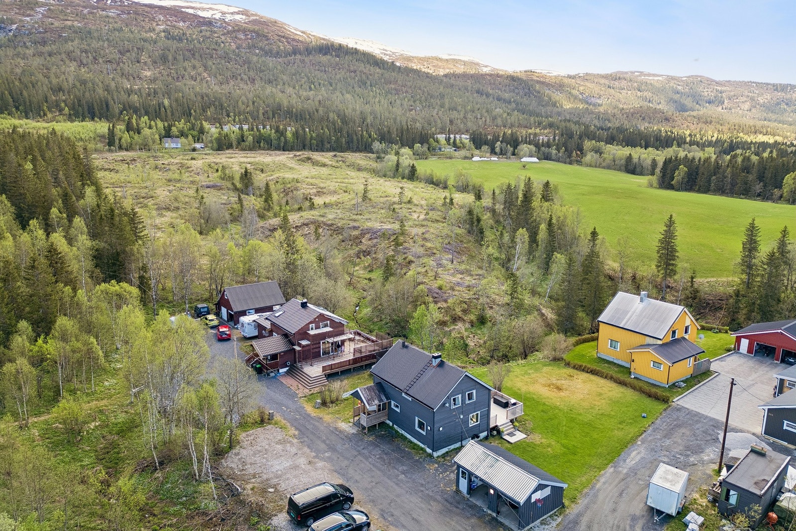 Her bor du tilbaketrukket, likevel med en kort kjøretur til Granmoen med skole og barnehage. Galleribilde