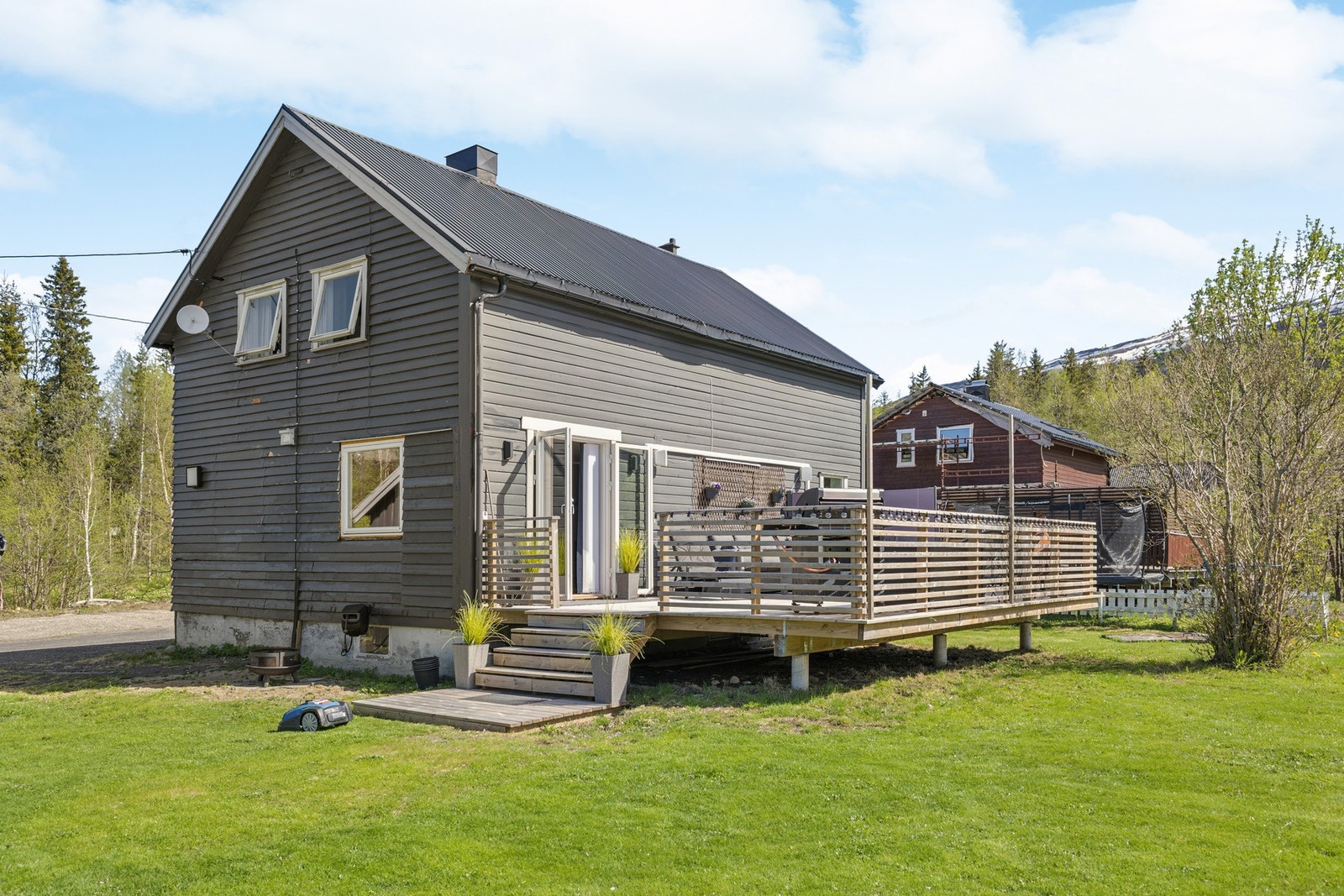 Velkommen til Forsmovegen 328! Eiendommen har en stor tomt med en romslig terrasse fra 2024. Foto: EFKT Galleribilde