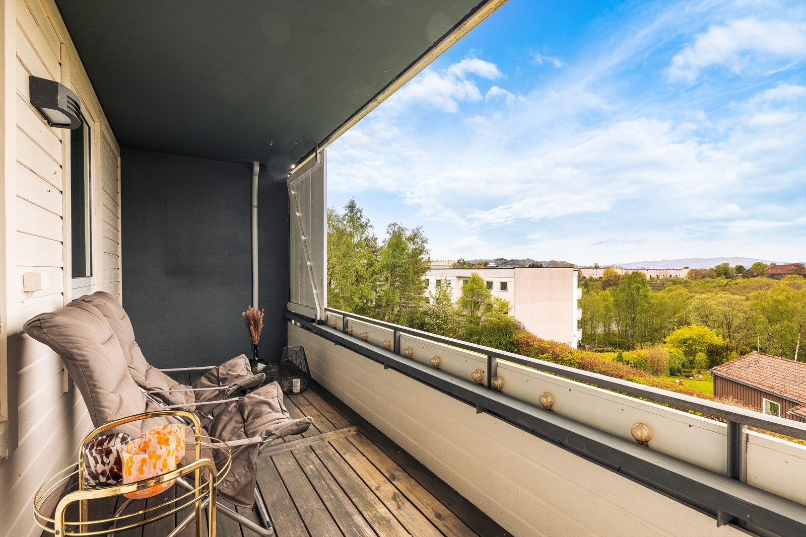 Fra stuen er det utgang til en vestvendt altan med plass til sittegruppe. Galleribilde