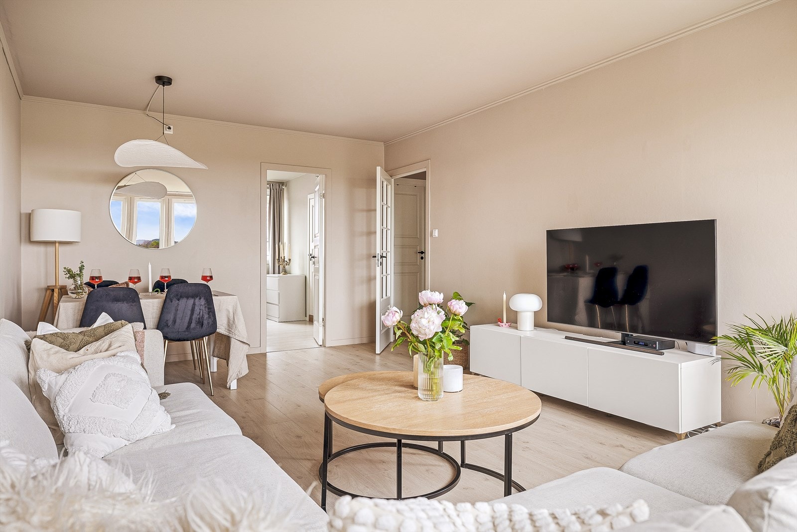 Fra stuen er det tilgang til både soverom og bad. Galleribilde