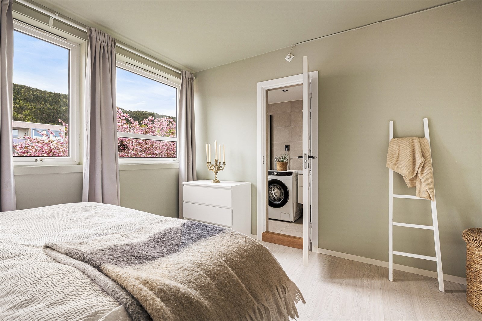 Det er også praktisk tilgang til badet fra soveromsdelen av leiligheten. Galleribilde