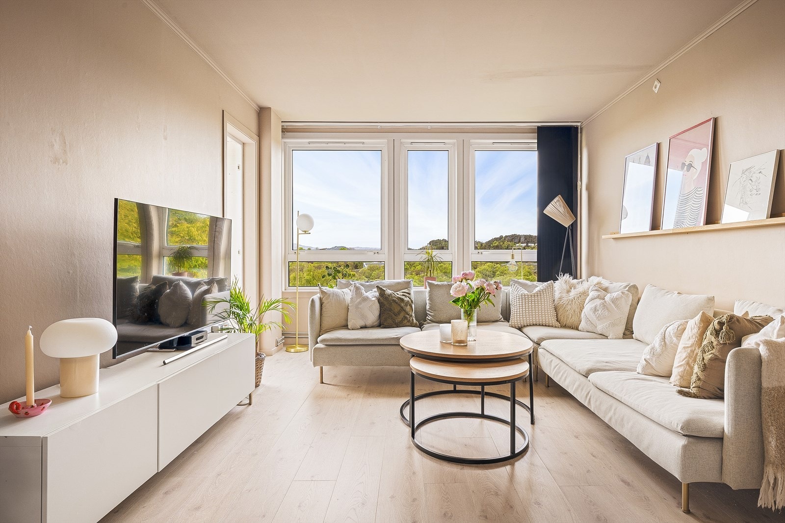 Leiligheten har vannbåren varme til radiator i stuen. Både radiator og rør ble installert i 2024. Galleribilde