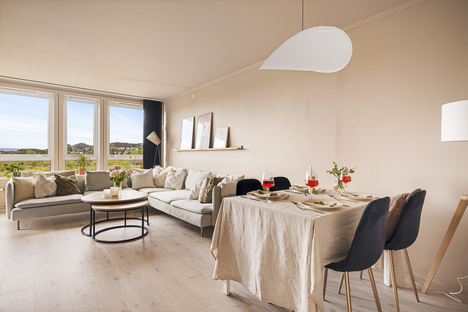 En åpen og sosial sone mellom stue og spiseplass. Galleribilde
