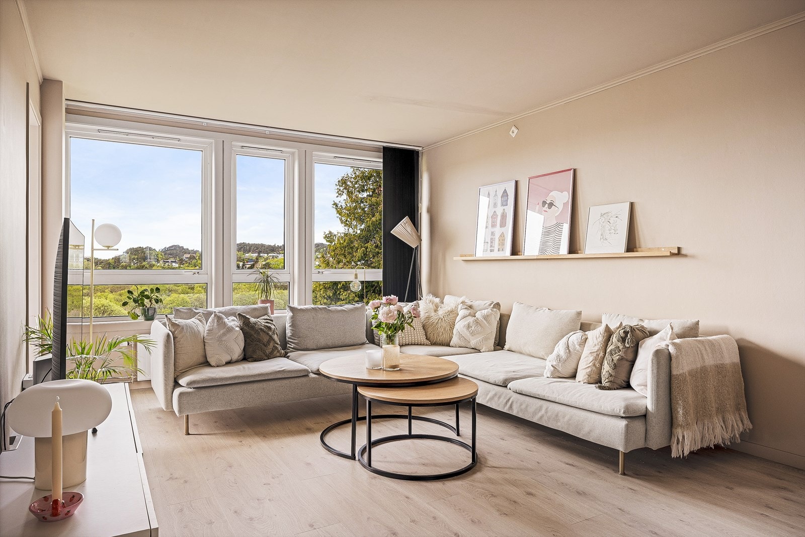 Stuen har god plass til både en romslig sofagruppe og spisebord. Galleribilde