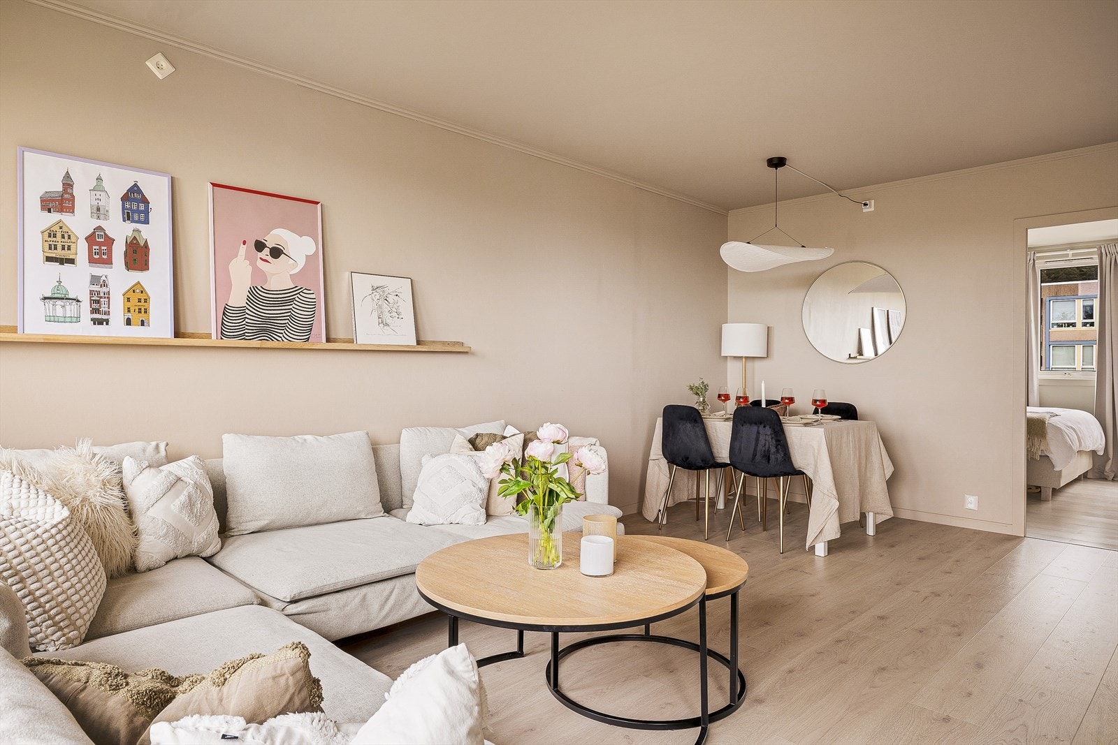 Leiligheten har en god planløsning med tre soverom adskilt fra de sosiale sonene. Galleribilde