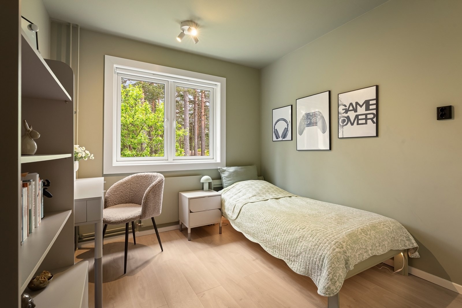 Soverom 2 med plass til dobbeltseng og garderobe. Galleribilde