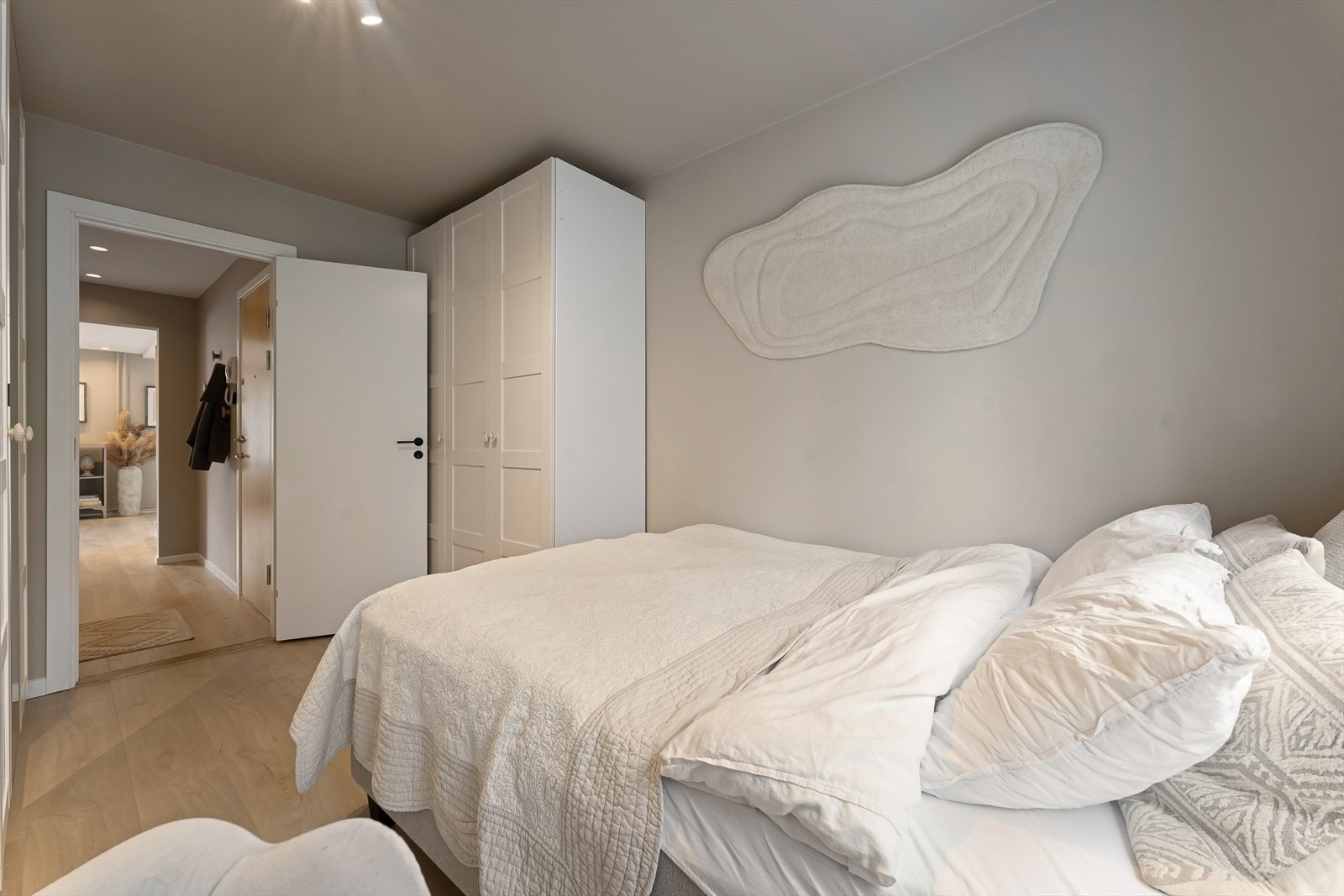 Rikelig med oppbevaringsplass på begge langsidene av rommet. Galleribilde