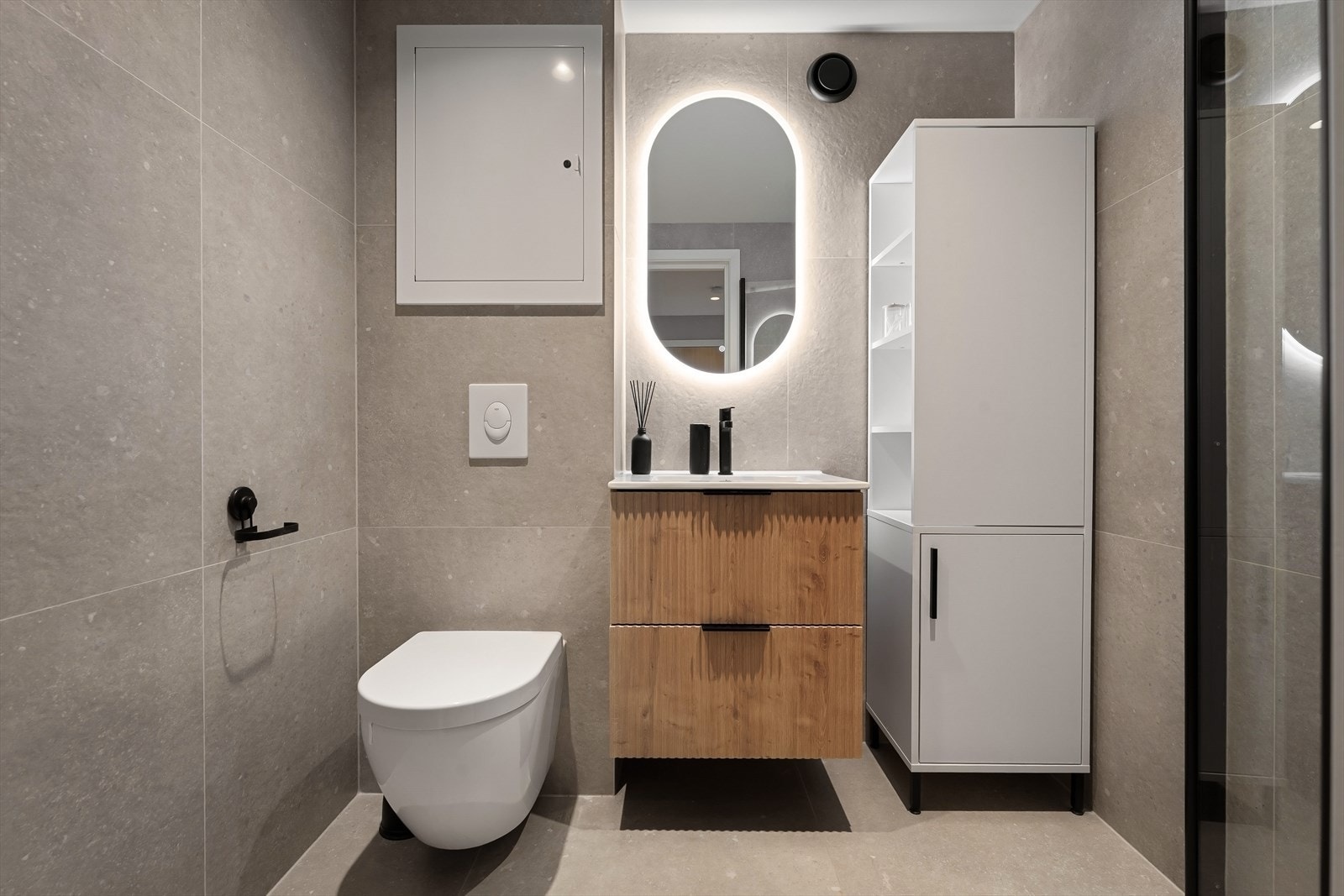 Badet har vannbåren gulvvarme og downlights i himling. Galleribilde
