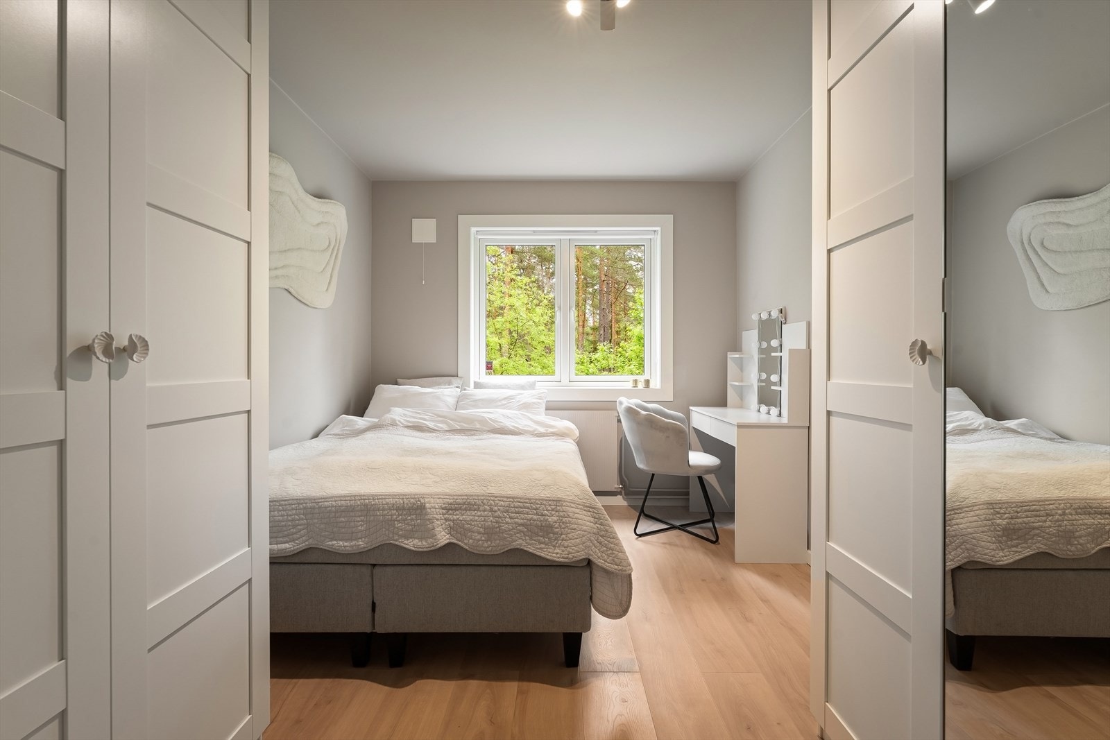 Hovedsoverom med god plass til dobbeltseng og garderobe. Galleribilde