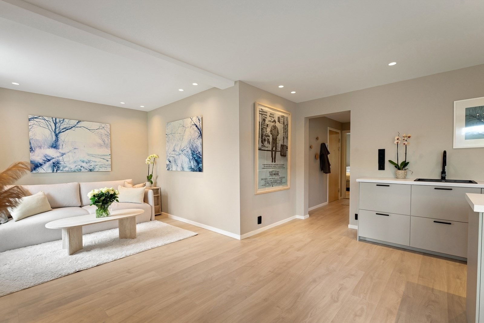 Det er to gode soverom. Ved ønske om 3 soverom kan man dele av en del av stue der sofa er i dag. Galleribilde