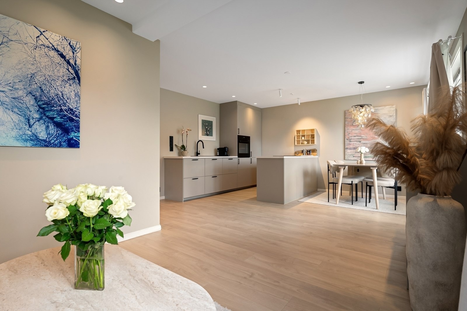 Tiltalende og gjennomgående 3-roms med høy standard og solrik, vestvendt balkong. Galleribilde