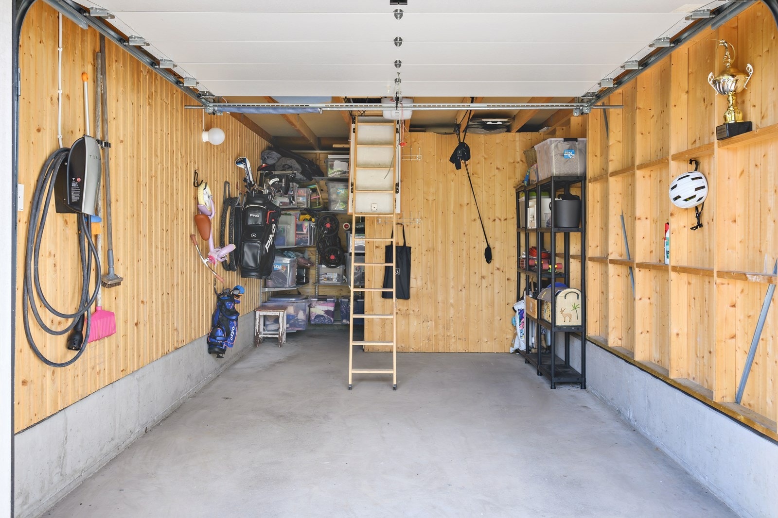 Elbil-lader i garasjen, samt godt med lagringsplass med bodrom innerst og loft Galleribilde