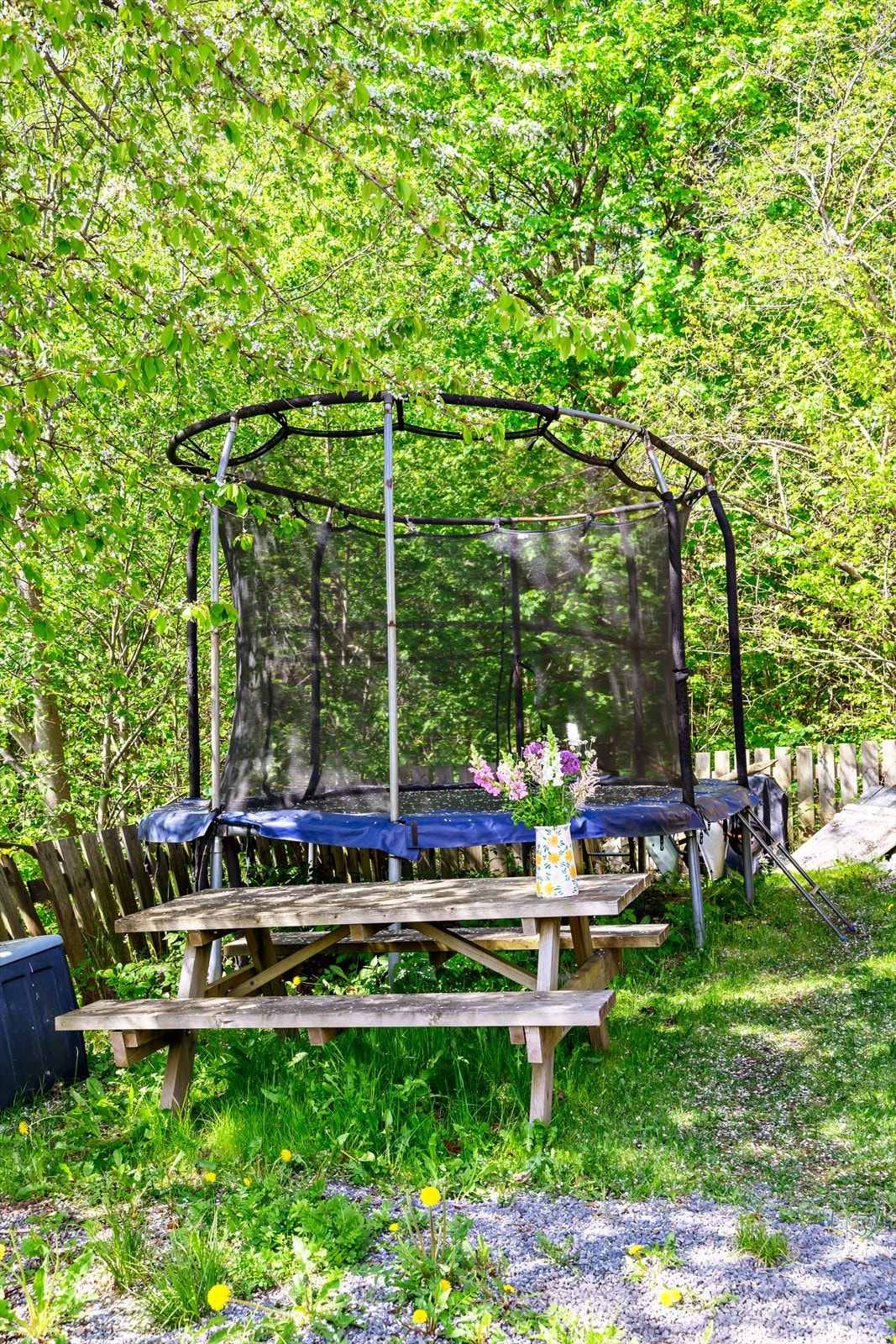 Trampoline og hyggelig sittebenk deles med naboene på rekken Galleribilde