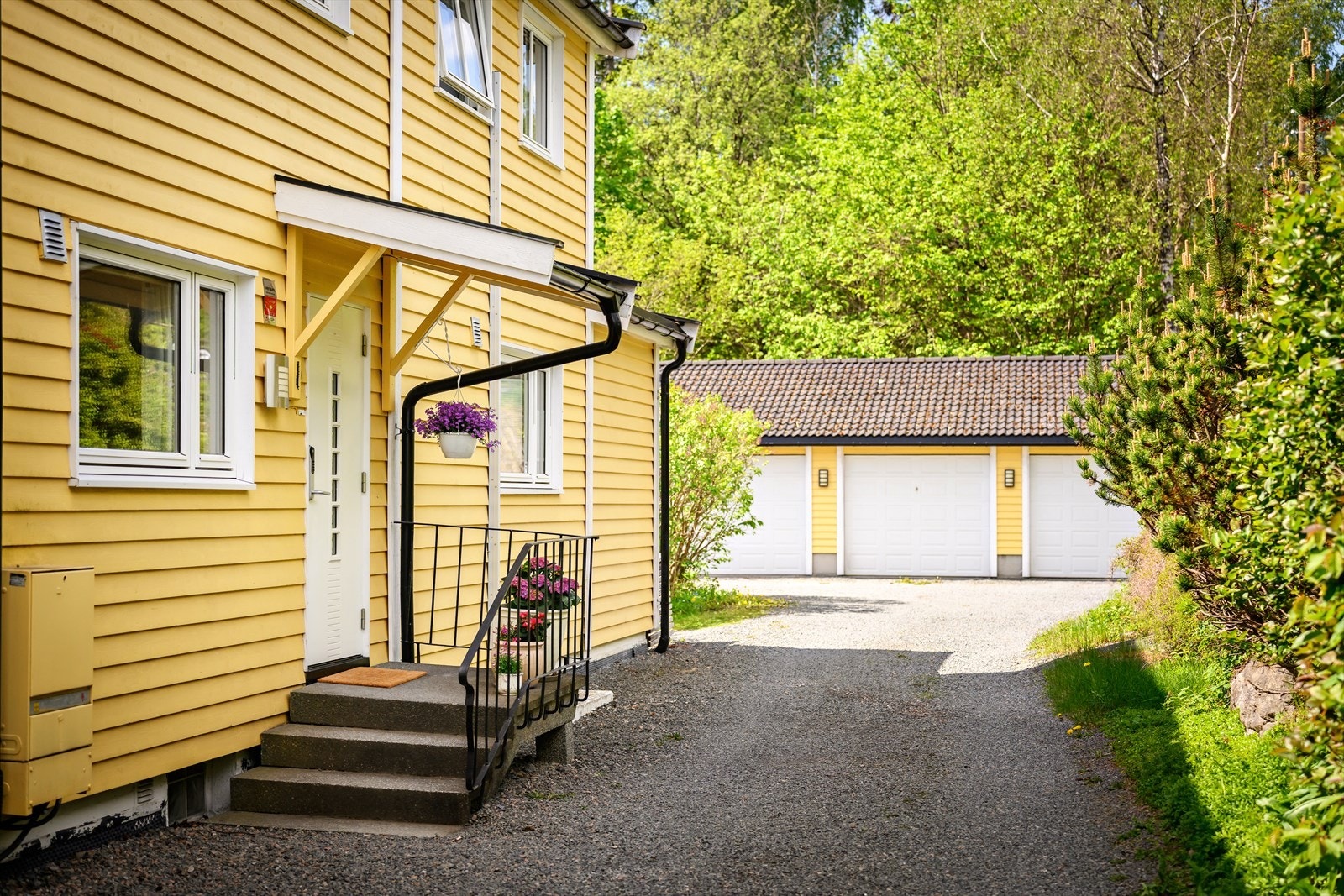 Boligen har en romslig garasje med loft, elbillader og gode lagringsmuligheter Galleribilde