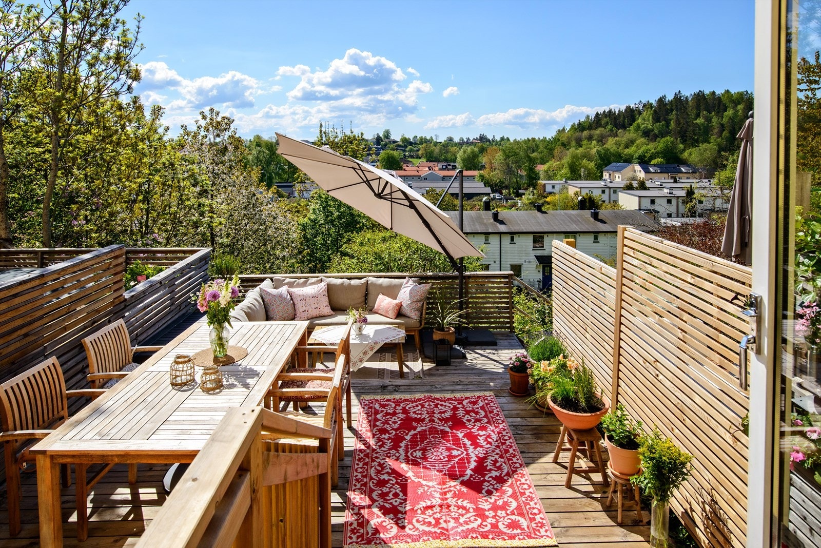 Idyllisk og solrik terrasse med trapp ned til hage Galleribilde