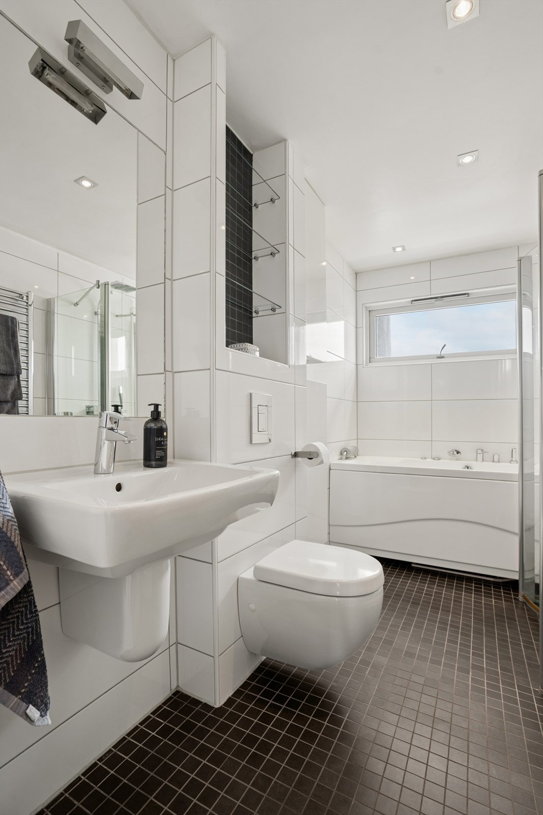 Badet ble oppgradert i 2008 og er flislagt på gulv med varmekabler og vannbåren varme. Galleribilde