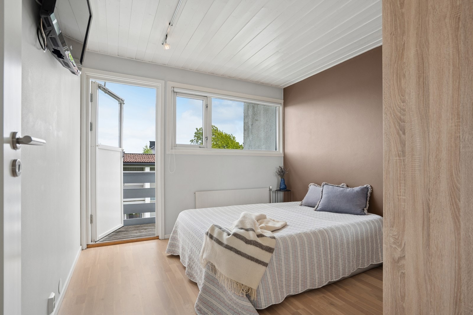 Romslig soverom med utgang til en av leilighetens balkonger. Galleribilde