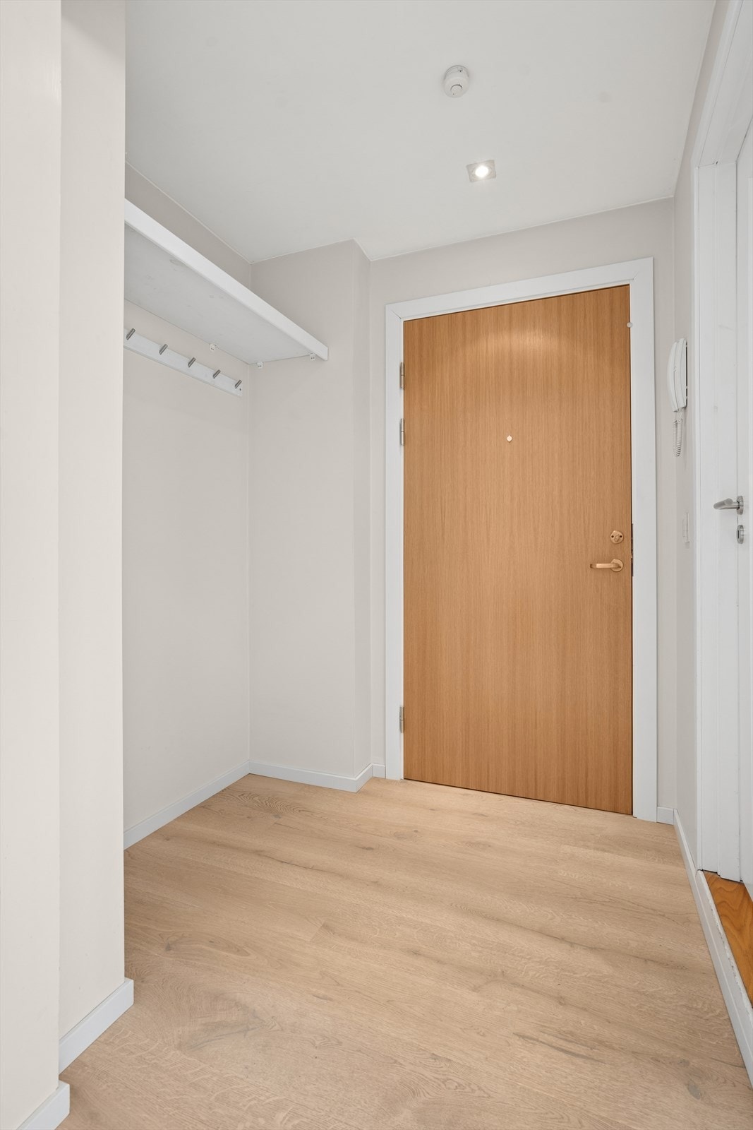 Entréen har praktisk oppbevaring med knagger og hylle, samt praktisk porttelefon. Galleribilde