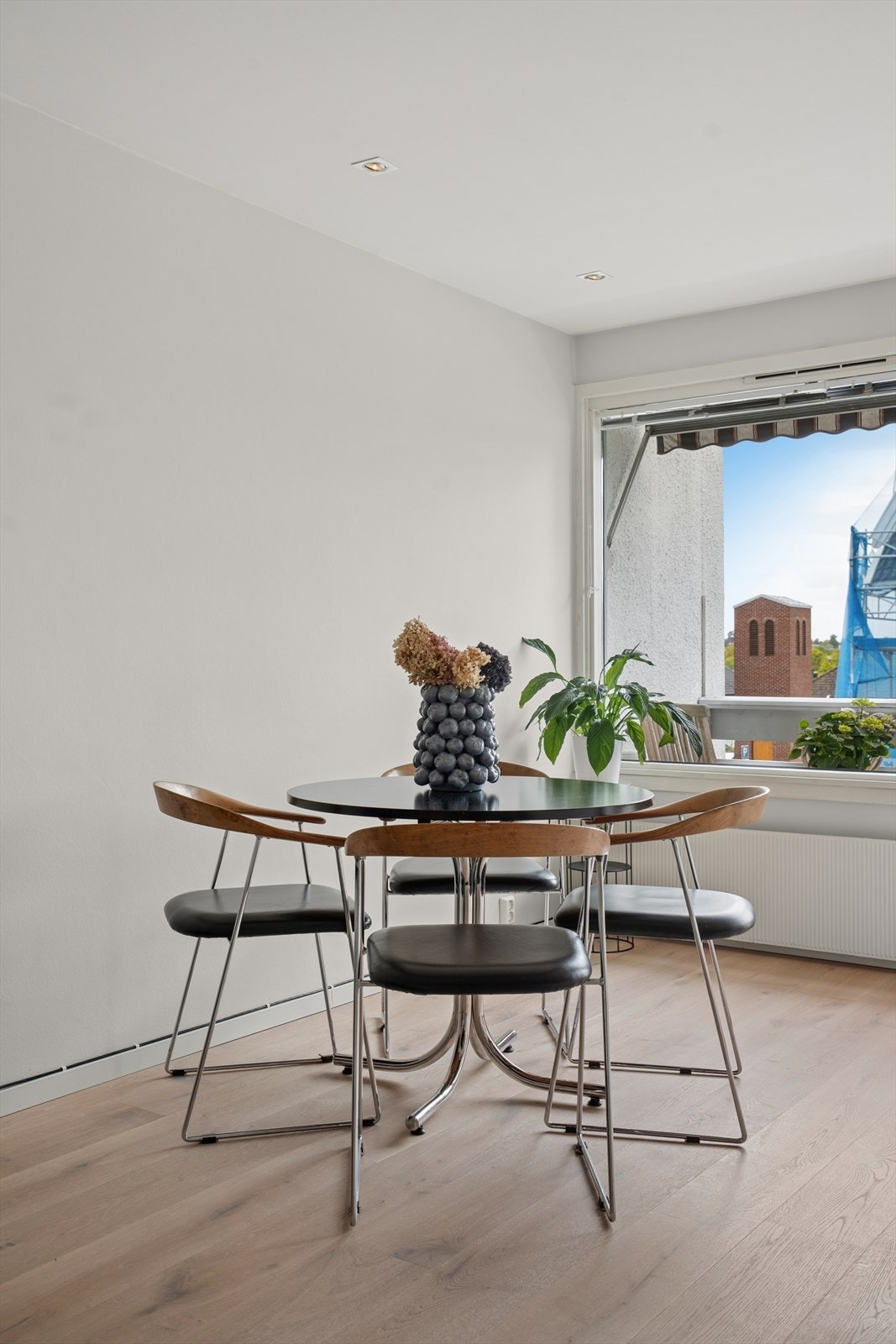 Ved vinduet er det naturlig plass til spisebord. Galleribilde