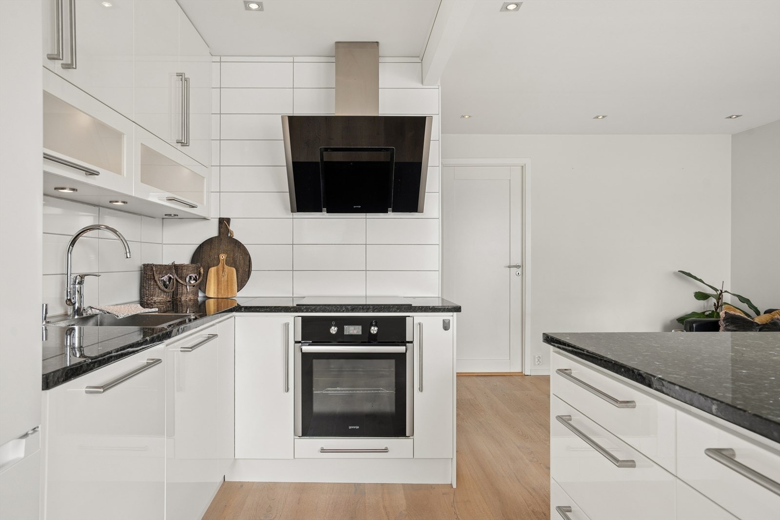 Integrert oppvaskmaskin, komfyr og platetopp er på plass, og kjøkkenventilator over platetopp fører avtrekk ut. Kjøle-/fryseskap medfølger. Galleribilde