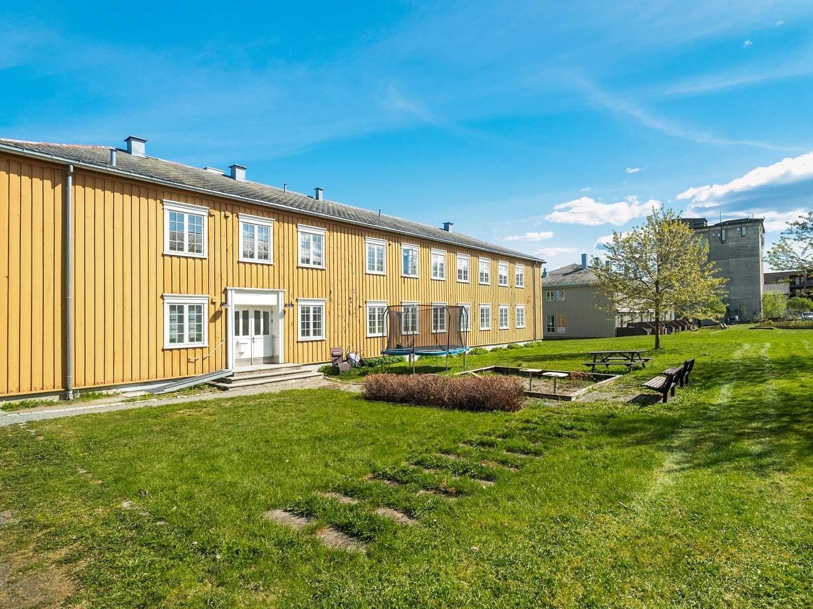 Persaunet leir er kjent for sin parklignende stil, med flotte grøntområder og vakre fellesområder. Galleribilde