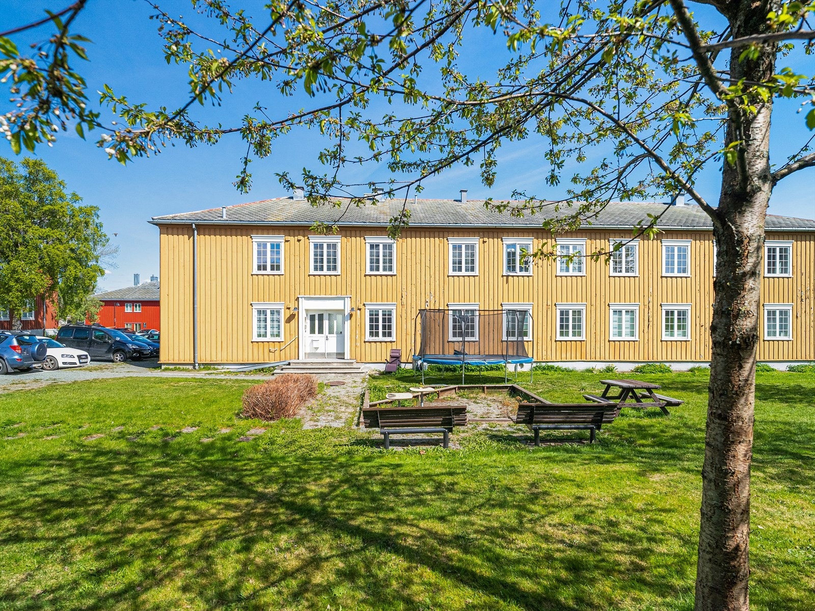 Leiligheten ligger i andre etasje i en tidligere mannskapsbrakke fra andre verdenskrig, bygget ble totalrehabilitert til boliger i 2007. Galleribilde