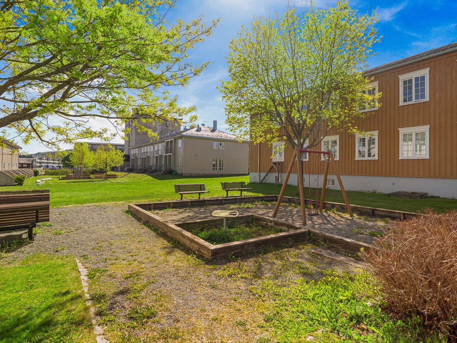 På Persaunet Leir bor man i rolige omgivelser omkranset av store grøntområder med sittegrupper og lekeplass for de mindre. Galleribilde
