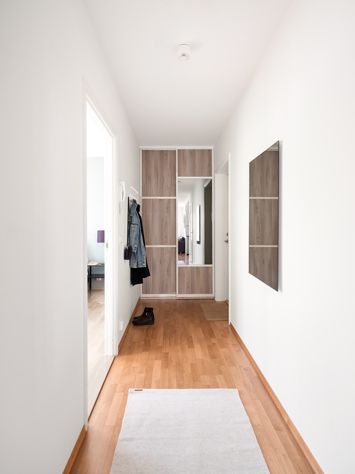 Entréen ønsker deg velkommen inn og byr på gode oppbevaringsmuligheter for sko og yttertøy. Galleribilde