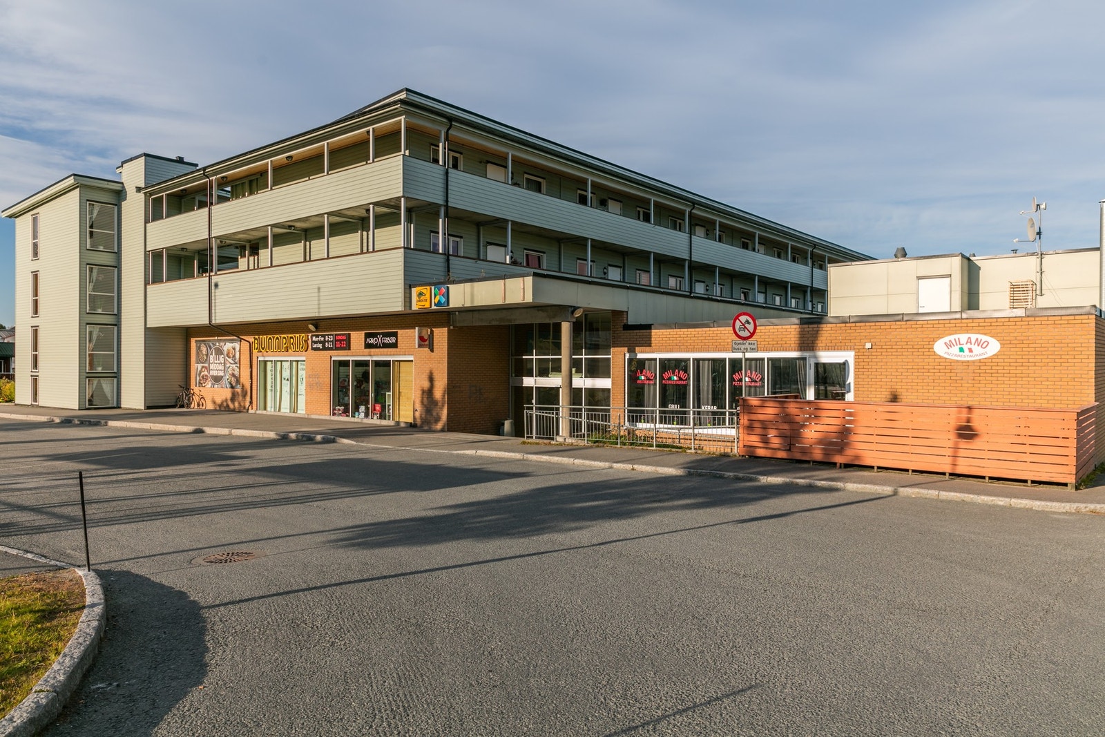 Leiligheten har en sentrumsnær beliggenhet på Halset i Klæbu, i Trondheim kommune. I nærområdet finner du dagligvarebutikkene Coop Extra og Bunnpris, samt servicetilbud som bibliotek, bakeri og apotek i sentrum. Galleribilde