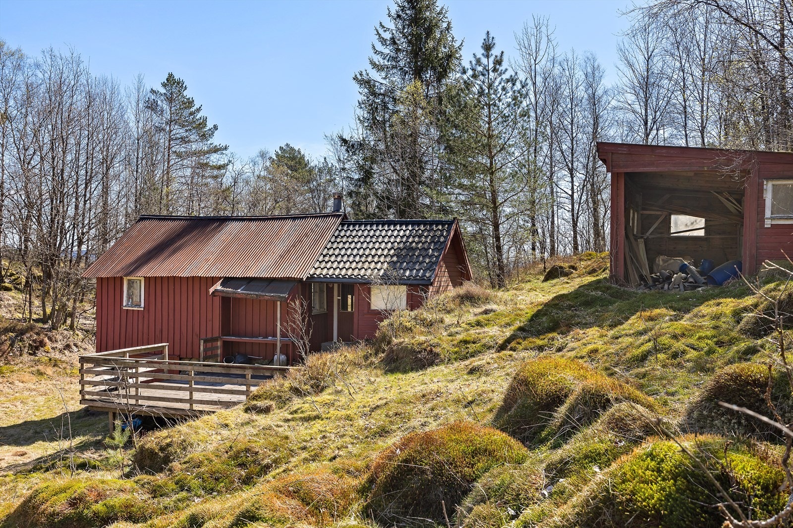 Den ombygde løen har en treterrasse på ca. 29 m². Galleribilde