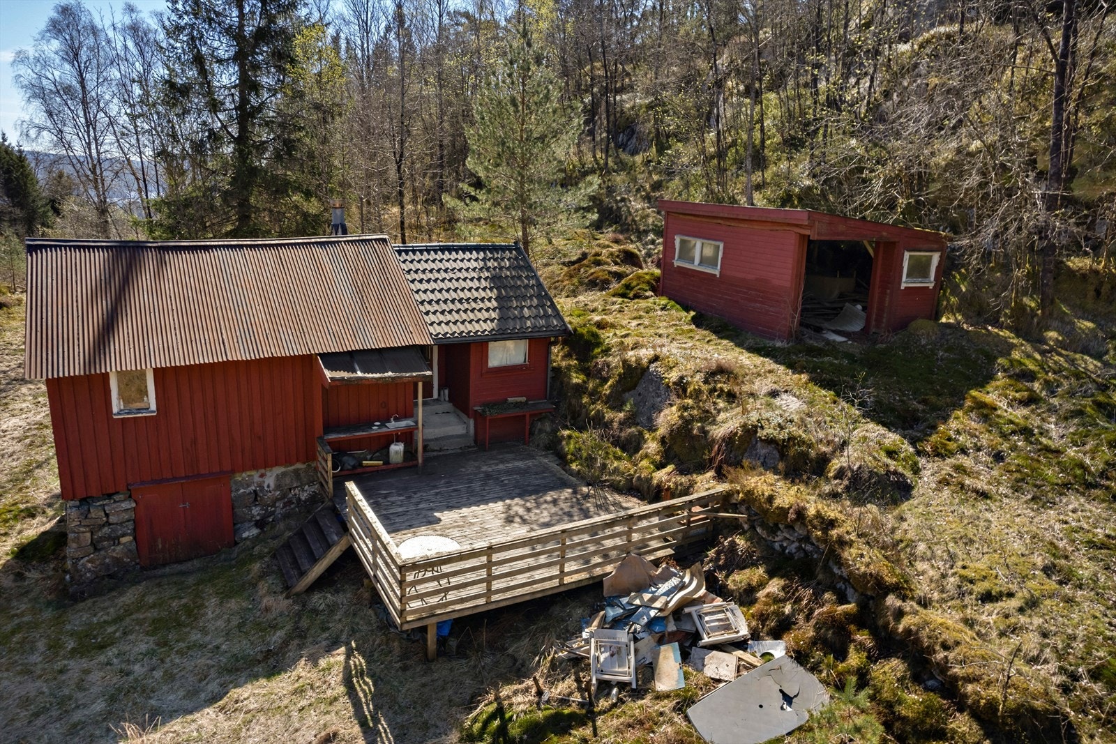 Den ombygde løen sett fra oven, med terrasse og et tilhørende uthus. Galleribilde
