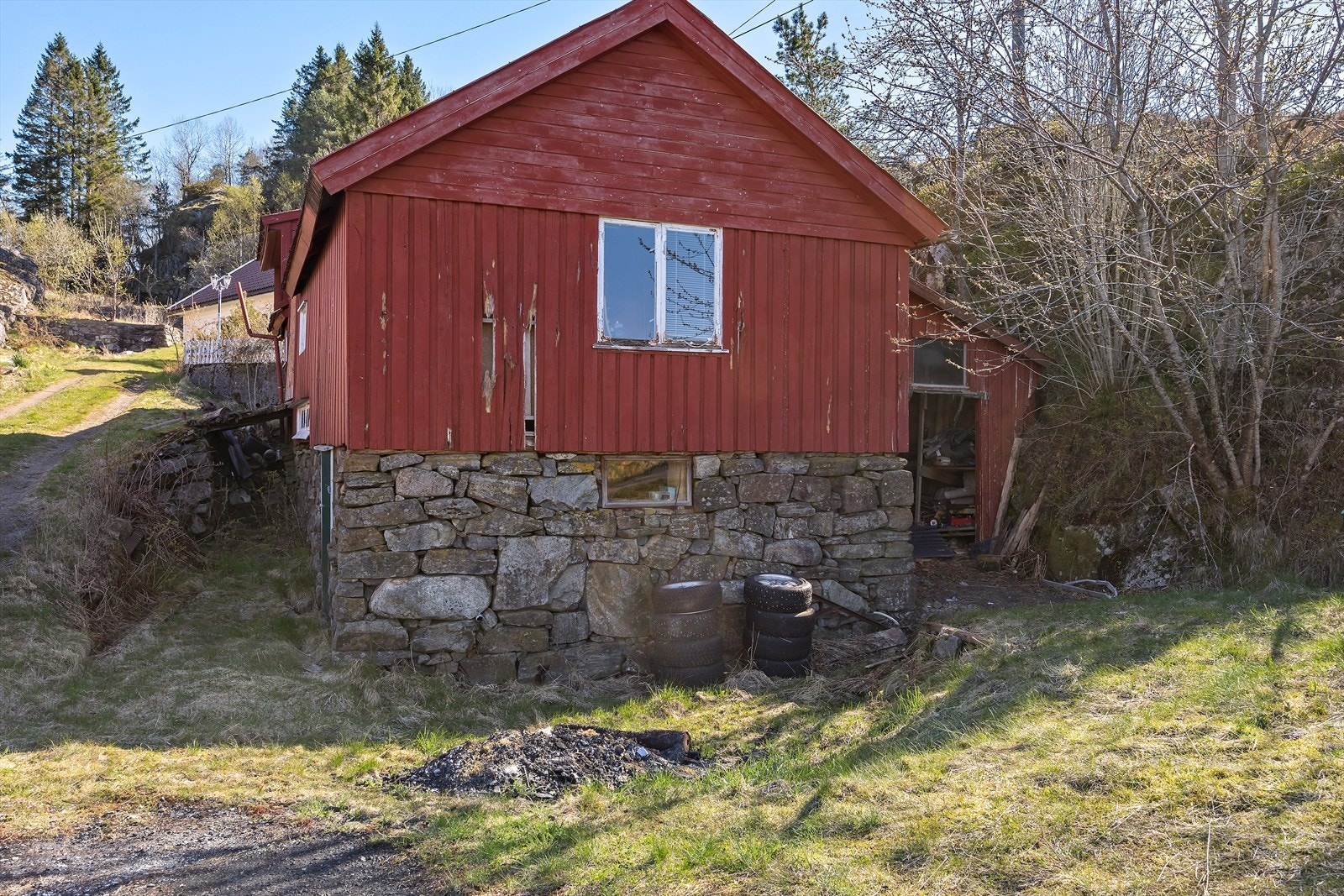 Løen er oppført i trekonstruksjoner på en grunnmur av lødd naturstein. Galleribilde