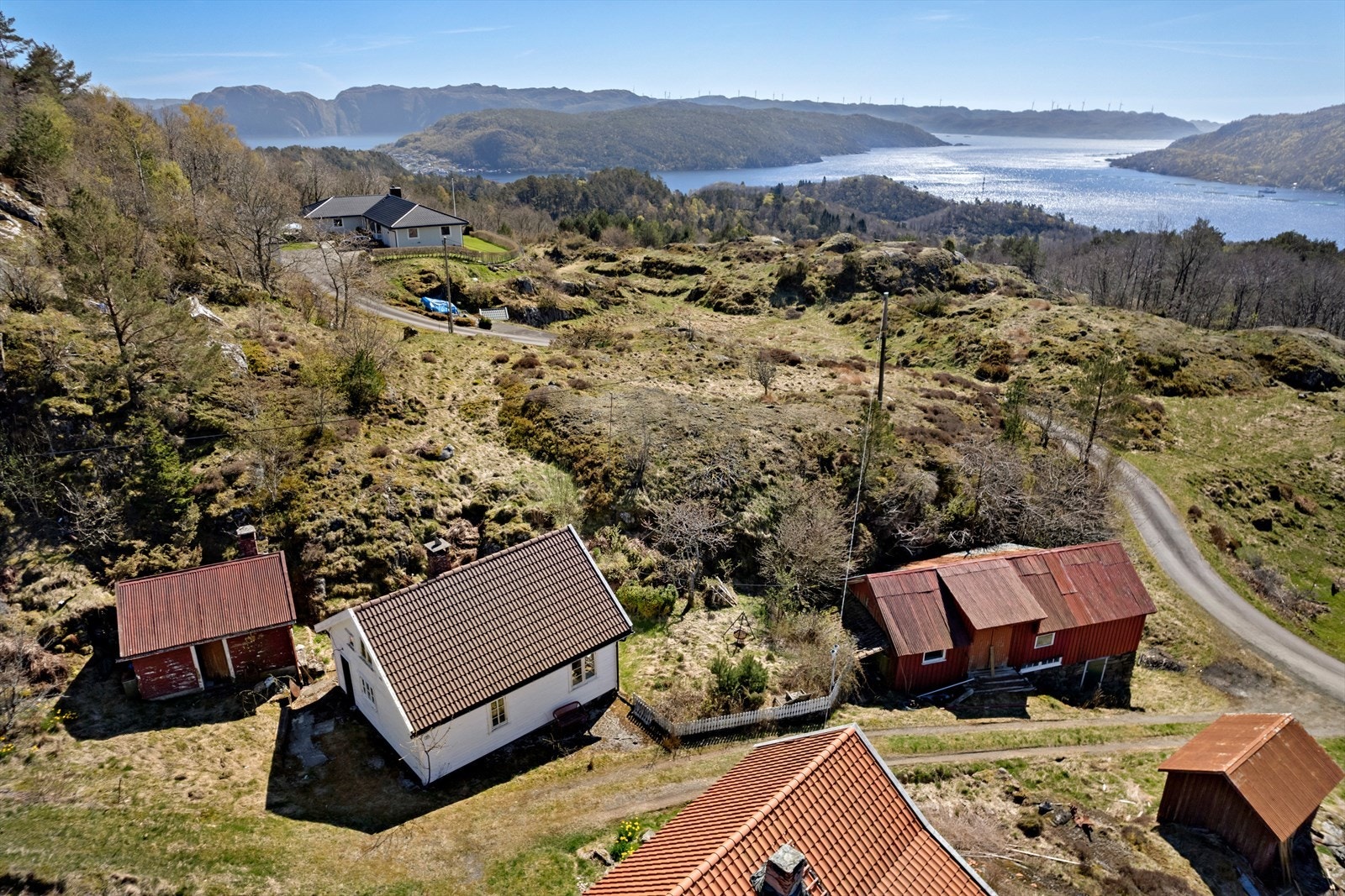 Oversikt over bebyggelsen på Kvelland, med utsikt mot fjorden. Galleribilde