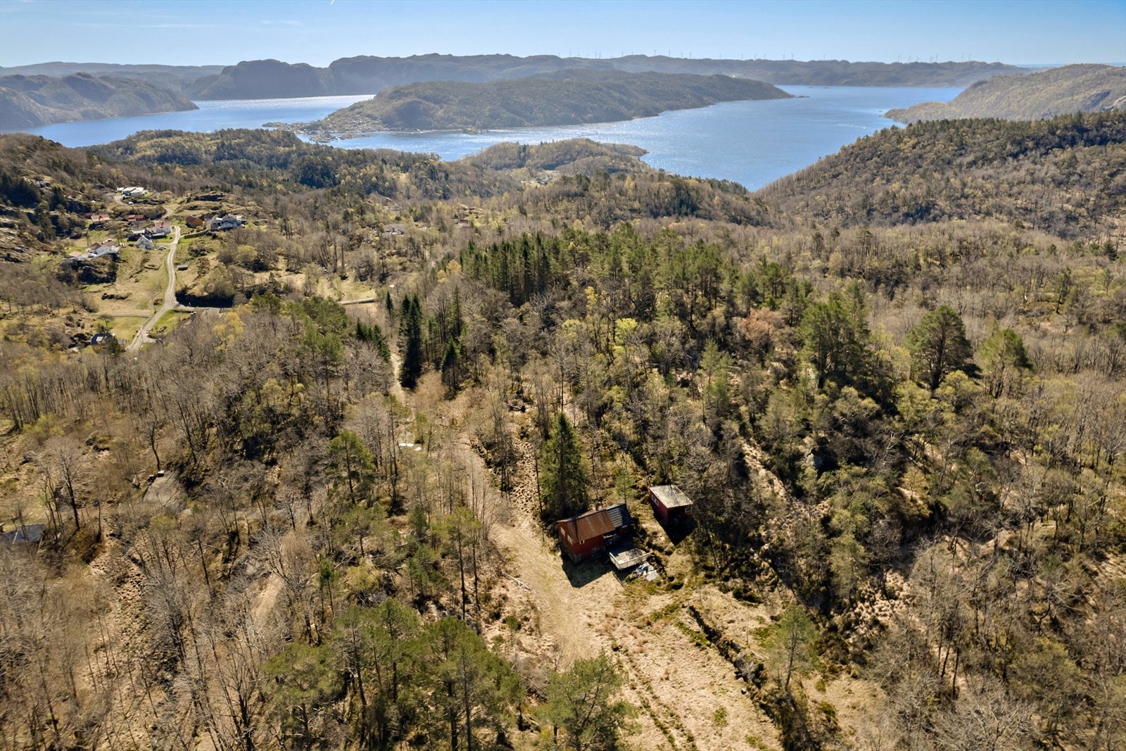 Luftfoto som viser eiendommens plassering i det større landskapet. Galleribilde