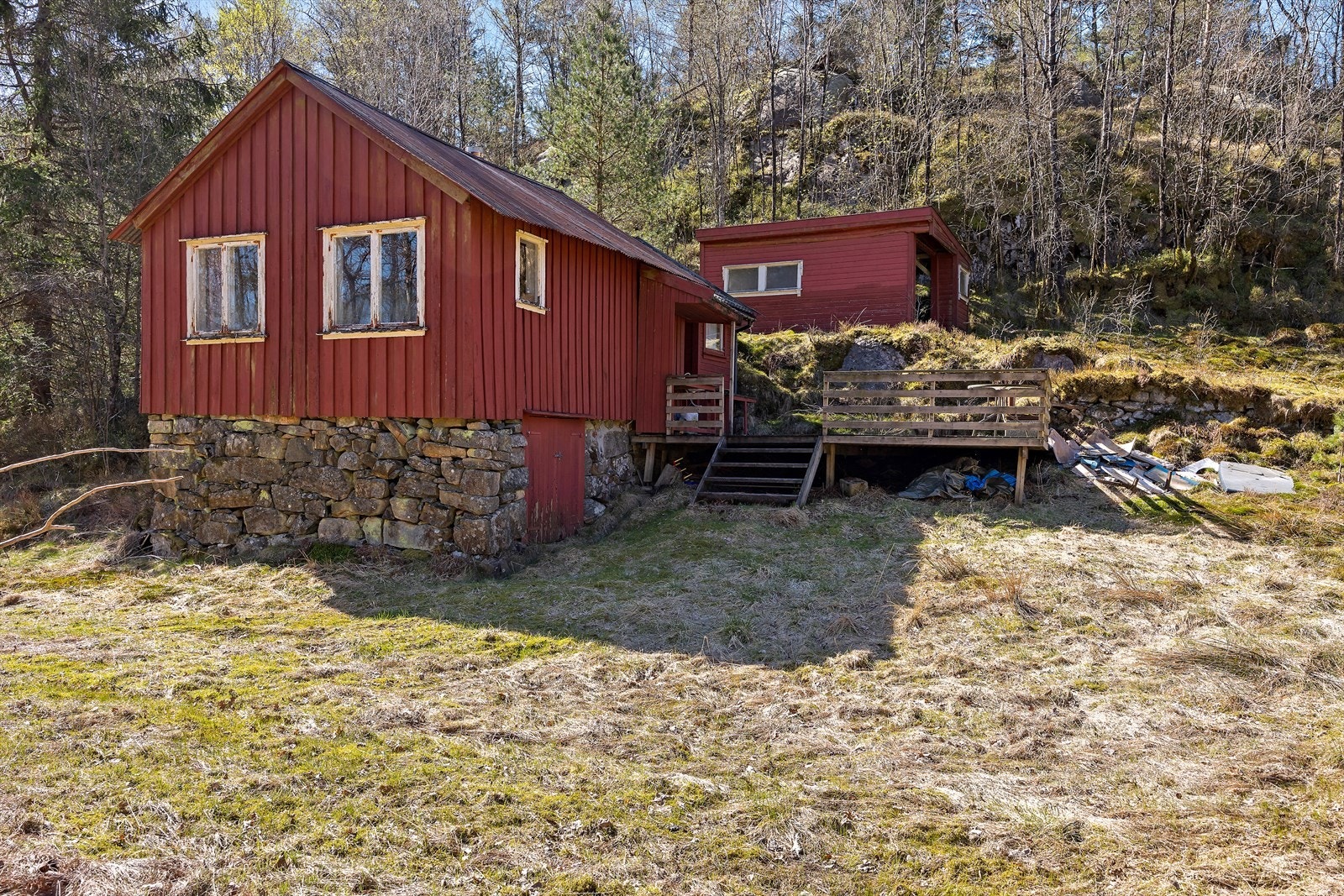 Den ombygde løen har yttervegger av trekonstruksjoner med stående kledning. Galleribilde