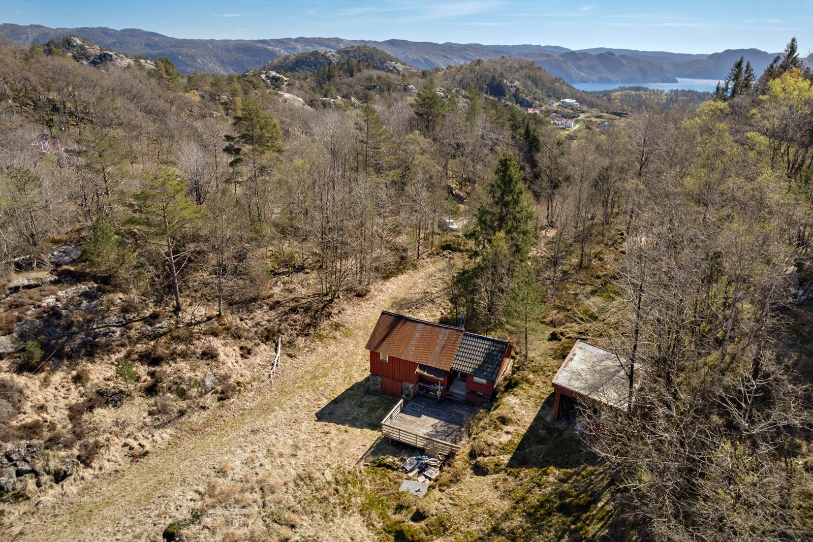 Oversikt over den ombygde løen og dens plassering i terrenget. Galleribilde