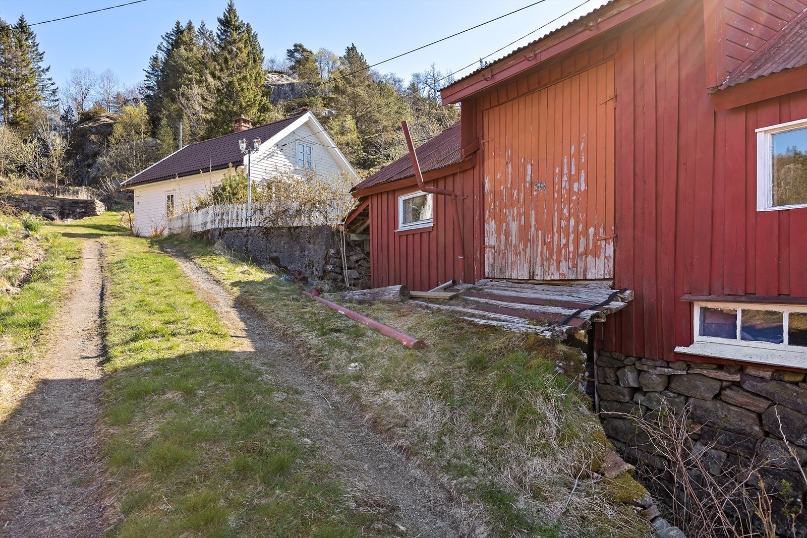 Eiendommen har flere bygninger, inkludert våningshus og løe. Galleribilde