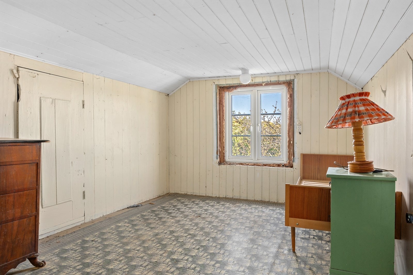 Innredet rom på loftet i våningshuset. Vinduene her tilfredsstiller ikke dagens krav til rømningsvei. Galleribilde