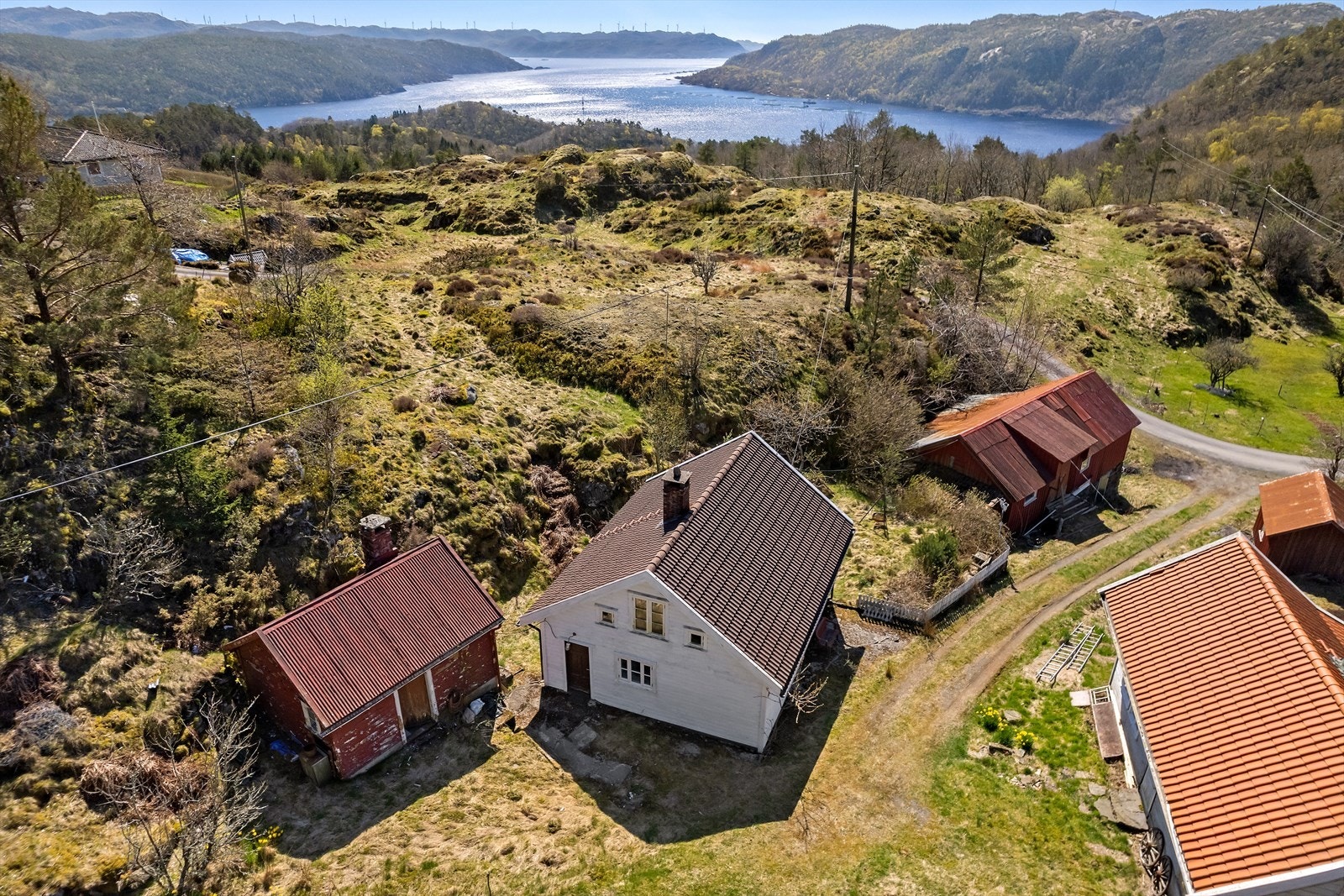 Velkommen til Kvelland. Eiendommen består av en eldre bolig, en ombygget løe, naust, låve og flere uthus.
Foto: Diakrit v/ Arne Ove Østebrøt Galleribilde