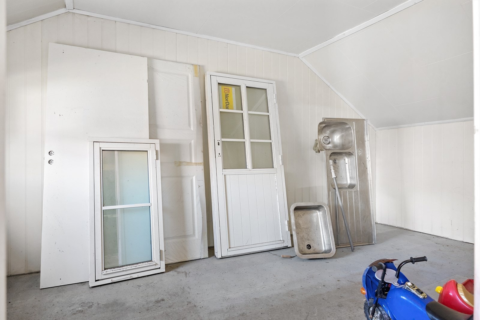 Lagringsplass i en av eiendommens mange bygninger. Galleribilde