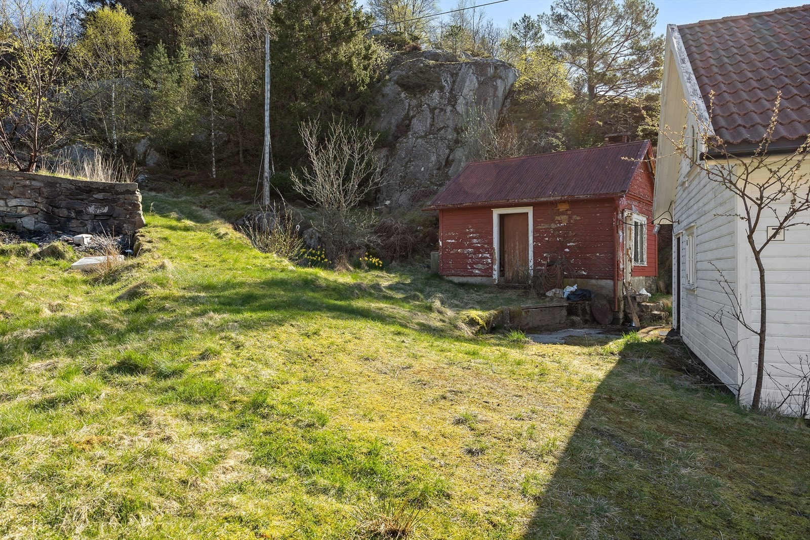 Uthuset på eiendommen inneholder bod, verksted og utedo. Galleribilde