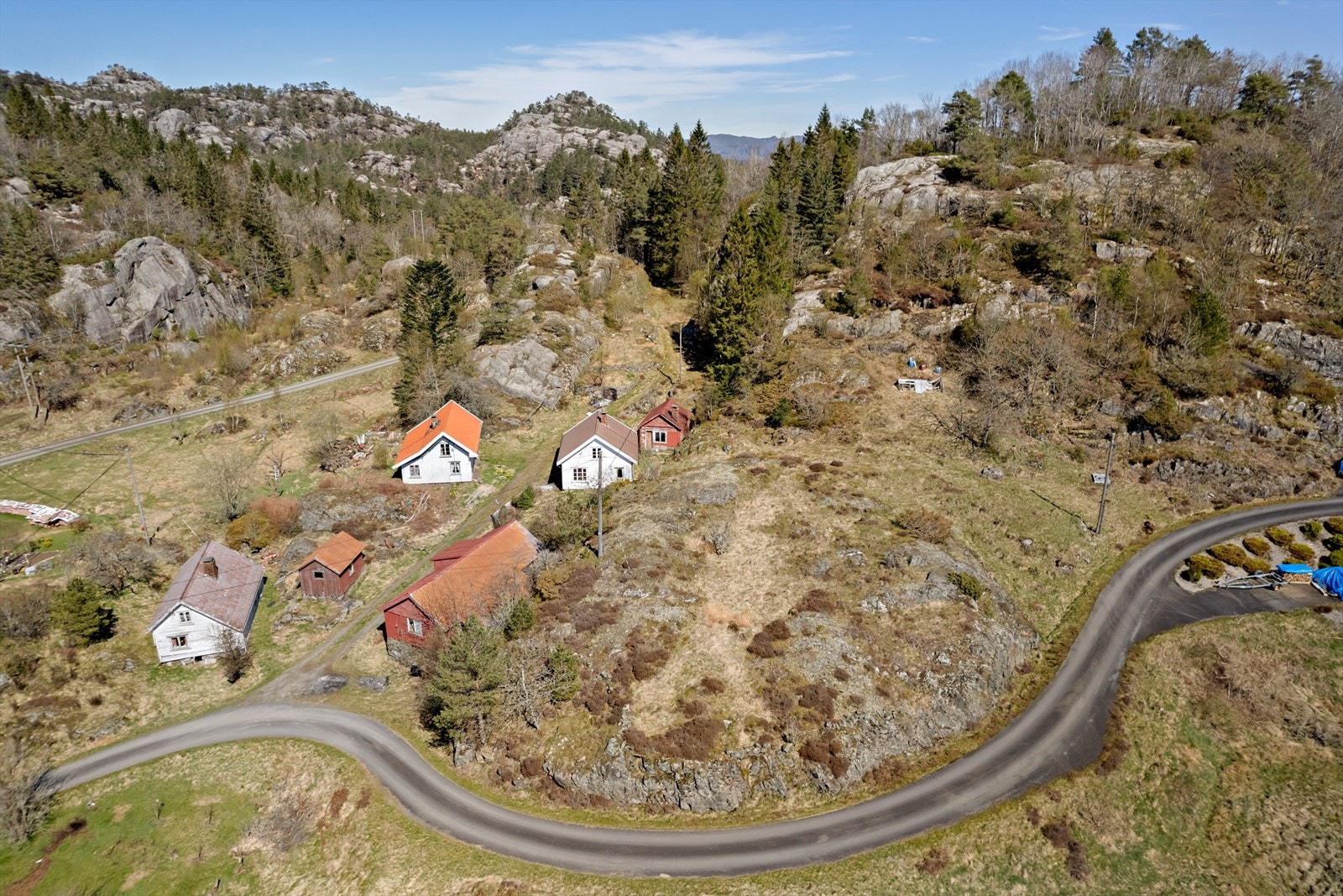 Småbruket ligger i et område med spredt bebyggelse. Galleribilde