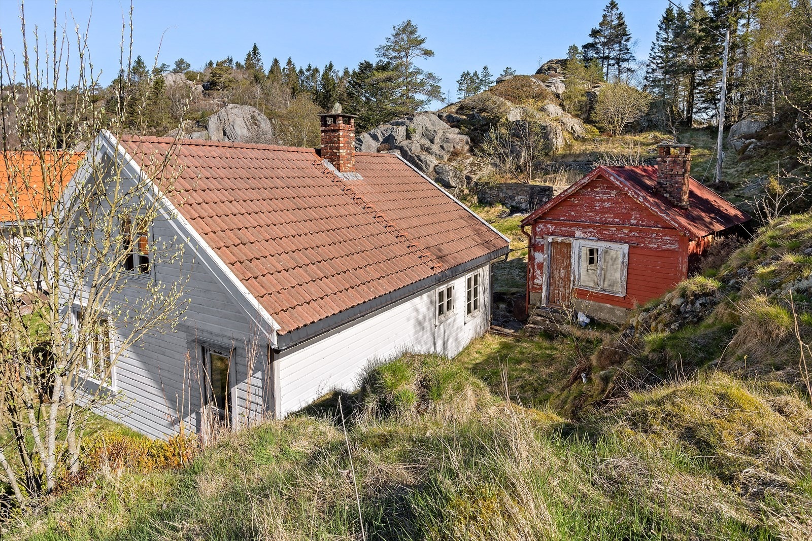 Våningshuset har saltakform og taktekking av betongtakstein. Galleribilde