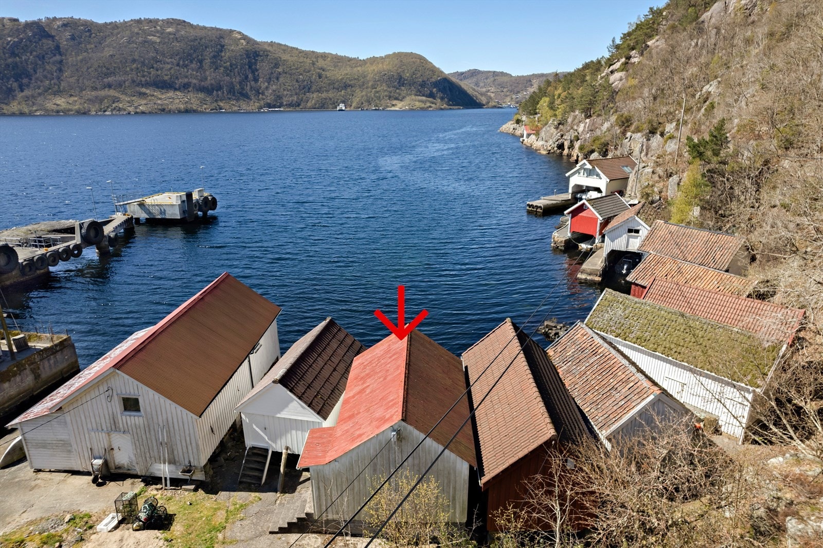 Naustet ligger ved Kvellandstrand ferjeleie, med tilgang til sjøen og Hidrasundet. Galleribilde