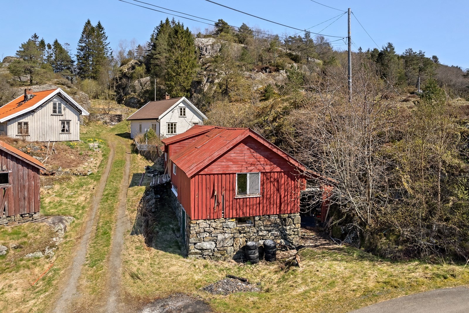 Løen og våningshuset sett fra adkomstveien på eiendommen. Galleribilde
